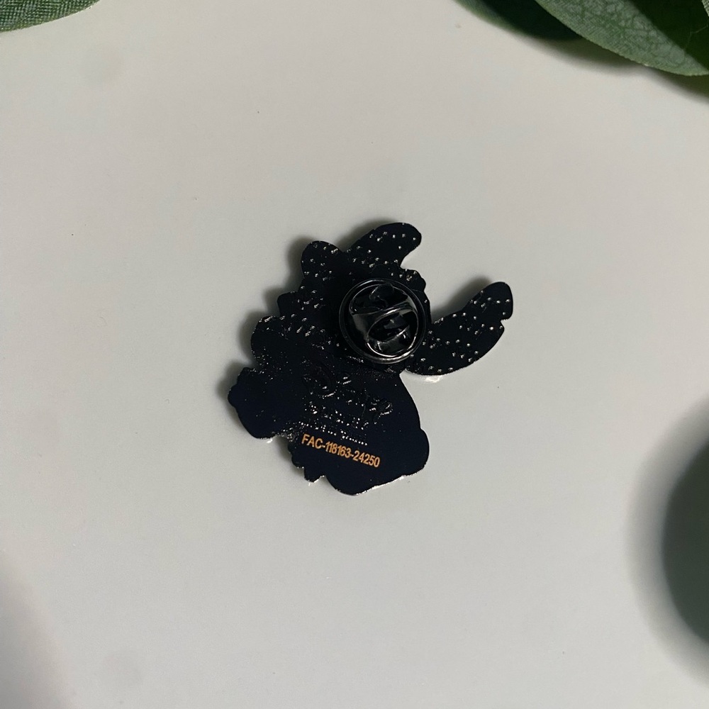 🍦 Disney Loungefly Mystery Pin – Stitch Eating Ice Cream (Lilo & Stitch) 🍦 - Picture 3 of 7